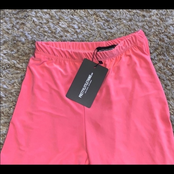 PrettyLittleThing Ruched Short - Picture 4 of 6